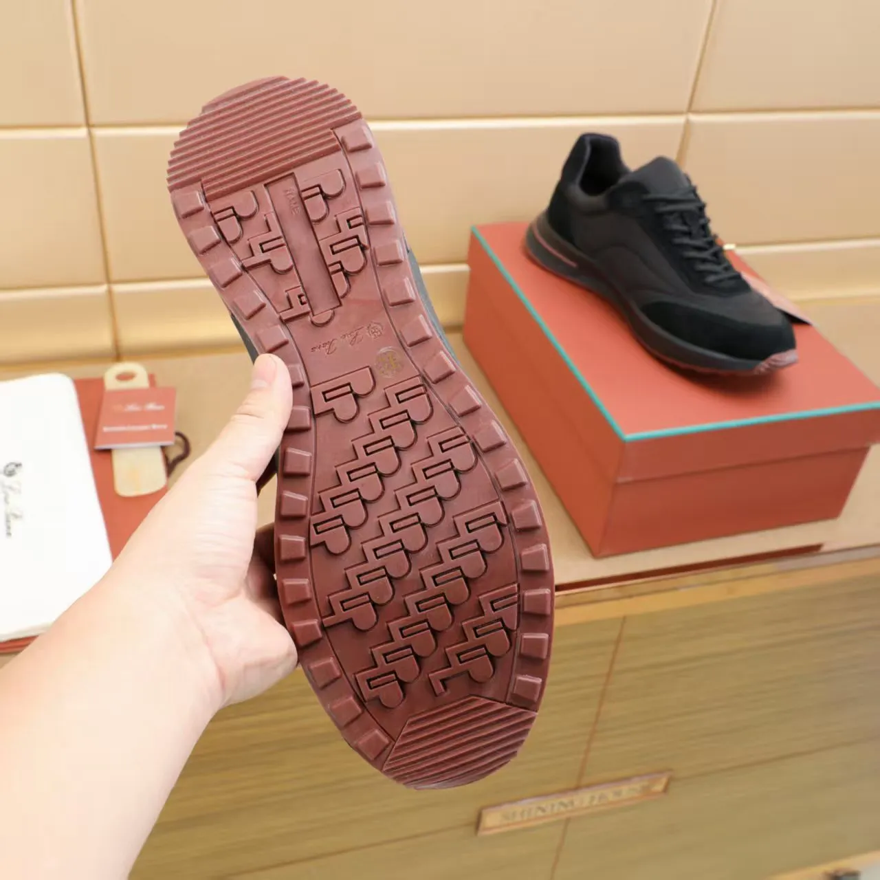 Factory price: 460💰Loro Piana niche classic jogging shoes, men's lace-up casual shoes and sneakers, high-quality lightweight and comfortable fabrics, suitable for outdoor leisure, the color scheme is young and energetic, and it looks great with sportswear or casual suits! Size: 38-44 (45. Customized)